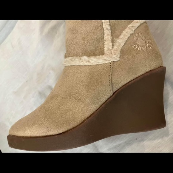 Women's size 5 DAWGS Tan faux sherling Boots - Picture 3 of 10